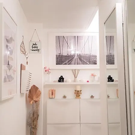 Little - Penelope شقة ليل